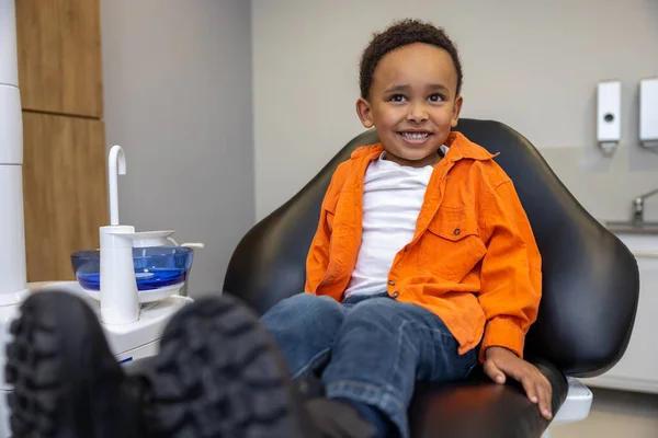 Stomatologii Ciemnoskóry Chłopiec Wygląda Szczęśliwego Sesji Dentystycznej — Zdjęcie stockowe