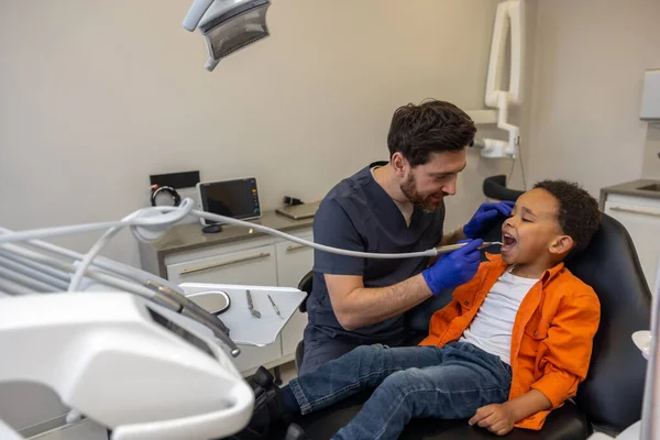 Odontologia Dentista Masculino Trabalhando Com Menino Pele Escura — Fotografia de Stock