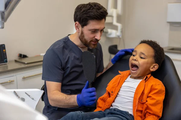 Dentisterie Dentiste Masculin Travaillant Avec Garçon Peau Foncée — Photo