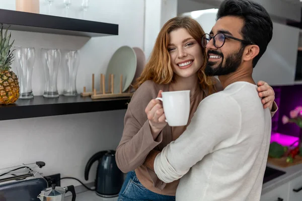 Χαμογελαστή Γυναίκα Πίνοντας Καφέ Τον Άνδρα Και Αγκαλιάζοντας Ενώ Κάθεται — Φωτογραφία Αρχείου