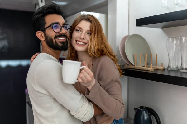 Χαρούμενη Γυναίκα Πίνοντας Καφέ Τον Άνδρα Και Αγκαλιάζοντας Ενώ Κάθεται — Φωτογραφία Αρχείου