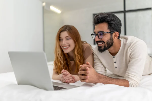 Young Happy Couple Enjoy Leisure Time Home Using Laptop Computer — Stock Photo, Image