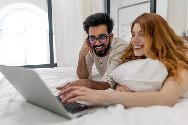 Щаслива Радісна Дружина Чоловік Використовуючи Ноутбук Спальні Переглядаючи Інтернет Разом — стокове фото