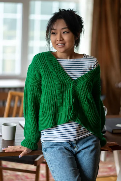 Contentada Menina Asiática Camisa Verde Casa Olhando Satisfeito — Fotografia de Stock