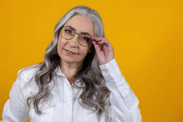Gözlüklü Kadın Sarı Arka Planda Gözlüklü Zeki Yaşlı Kadın — Stok fotoğraf