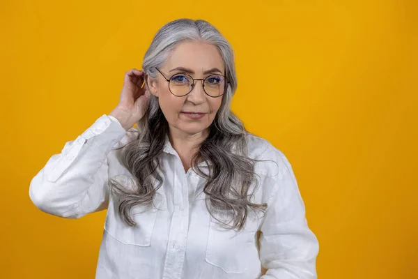 Een Vrouw Met Een Bril Intelligente Senior Vrouw Bril Gele — Stockfoto