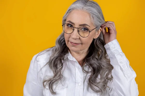 Γυναίκα Γυαλιά Έξυπνη Ηλικιωμένη Γυναίκα Γυαλιά Ηλίου Κίτρινο Φόντο — Φωτογραφία Αρχείου