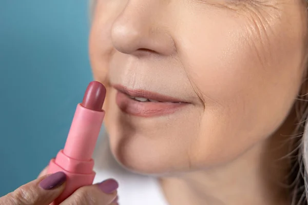 Make Mooie Ouder Wordende Vrouw Met Lippenstift Doen Make — Stockfoto