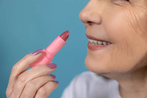 Smink Vacker Åldrande Kvinna Med Läppstift Gör Makeup — Stockfoto