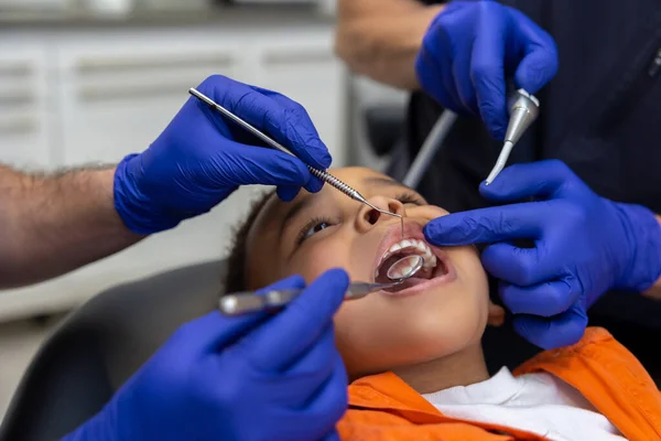 Médicos Trabajo Primer Plano Los Dentistas Que Trabajan Los Dientes —  Fotos de Stock