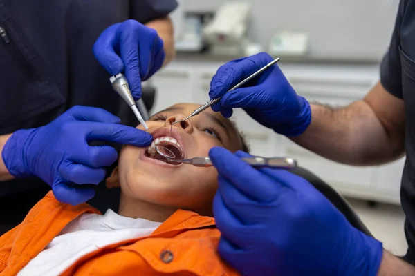 Médicos Trabalhar Close Dentistas Trabalhando Dentes Menino — Fotografia de Stock