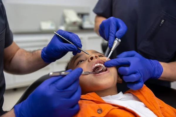 Médicos Trabajo Primer Plano Los Dentistas Que Trabajan Los Dientes —  Fotos de Stock