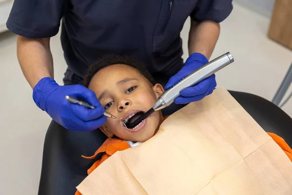 Odontología Niño Piel Oscura Que Parece Asustado Mientras Dentista Trata —  Fotos de Stock