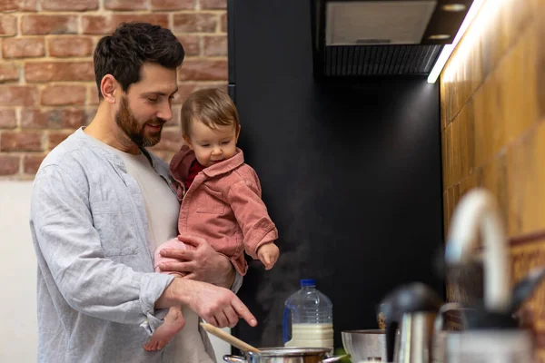 Bärtiger Mann Kocht Abendessen Mit Kleiner Tochter Händen Die Der — Stockfoto