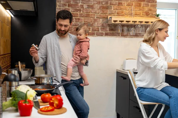 Familia Feliz Casa Cocina Hombre Con Bebé Cocinando Haciendo Comida — Foto de Stock