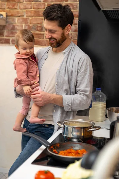 Pai Cozinhar Refeição Segurando Criança Filha Cozinha Preparando Sopa — Fotografia de Stock