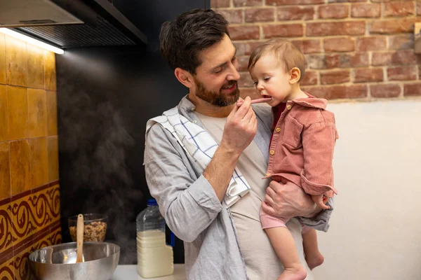 Junger Vater Füttert Kleine Tochter Küche Hause — Stockfoto