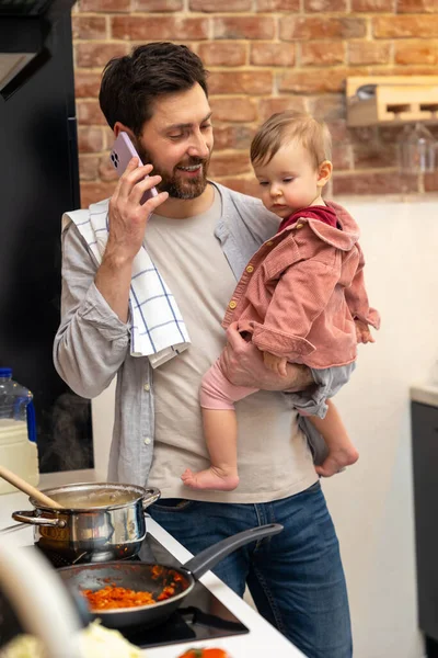 Umtriebiger Vater Kümmert Sich Baby Mädchen Beim Essen Und Telefoniert — Stockfoto