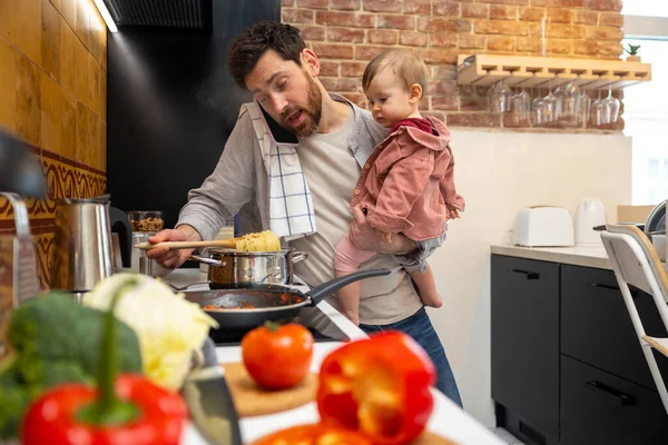 Multitasking Far Barnvakt Matlagning Frukost Och Prata Smarttelefon Hemma Kitchenn — Stockfoto
