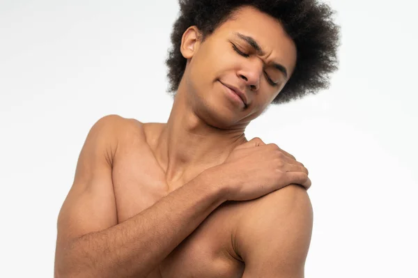 Bolestivé Kudrnatý Mladý Muž Trpící Bolestí Rameni — Stock fotografie