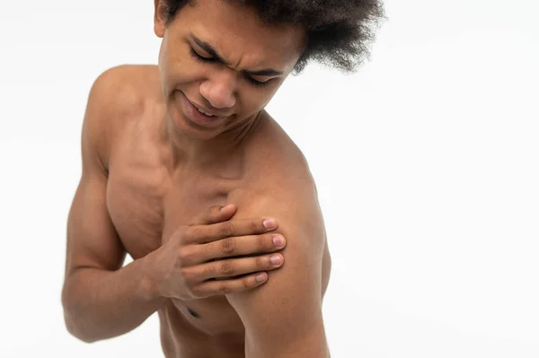 Bolestivé Kudrnatý Mladý Muž Trpící Bolestí Rameni — Stock fotografie