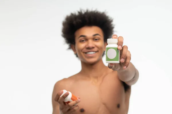 Hälsosam Livsstil Afroamerikansk Ung Man Väljer Vitaminer För Sin Vård — Stockfoto