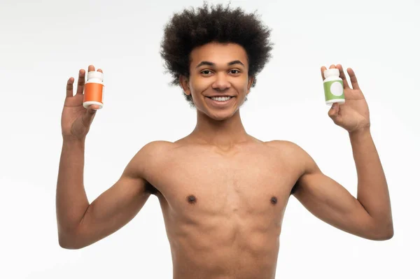Hälsosam Livsstil Afroamerikansk Ung Man Väljer Vitaminer För Sin Vård — Stockfoto