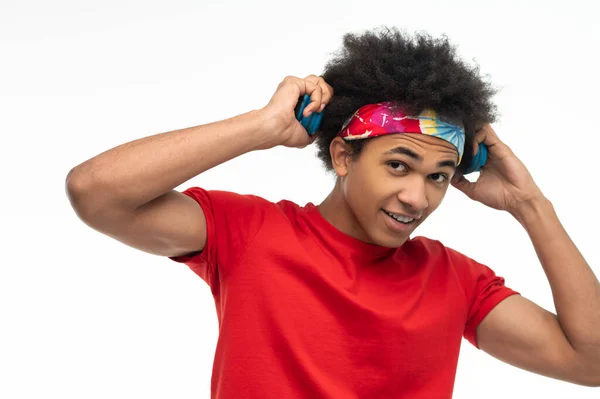 Ελεύθερος Χρόνος Σκούρο Δέρμα Νεαρός Ακουστικά Που Αναζητούν Ικανοποιημένοι — Φωτογραφία Αρχείου