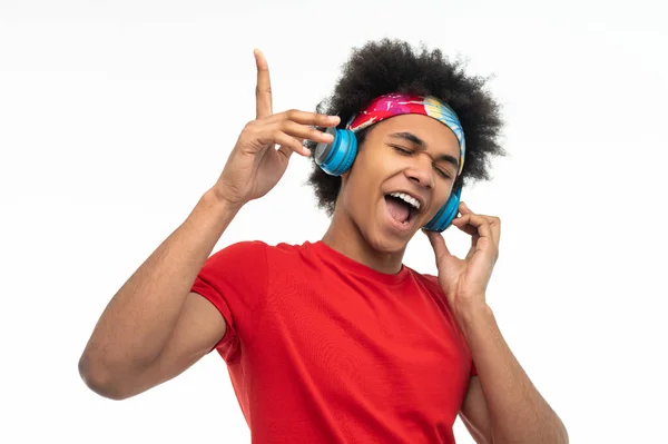 Freizeit Dunkelhäutiger Junger Mann Mit Kopfhörern Sieht Zufrieden Aus — Stockfoto
