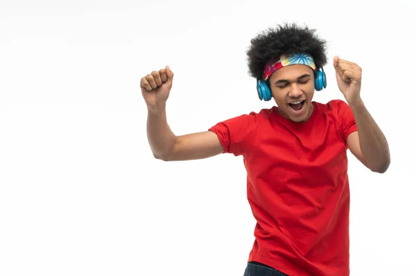 Tanzender Typ Afroamerikaner Kopfhörer Sieht Vergnügt Aus Und Tanzt — Stockfoto
