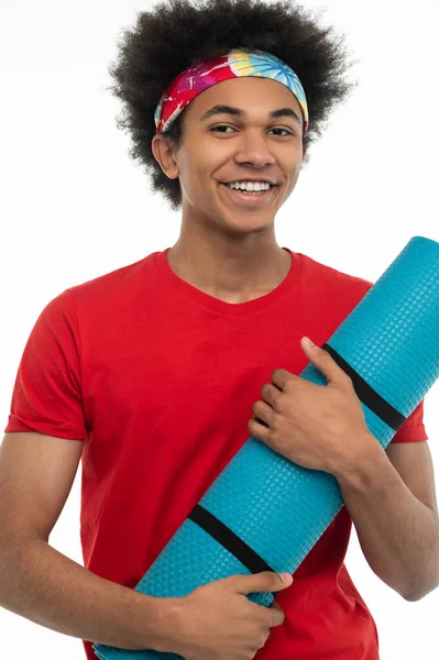 Yogi 年轻的瑜伽手拿着蓝垫子 — 图库照片