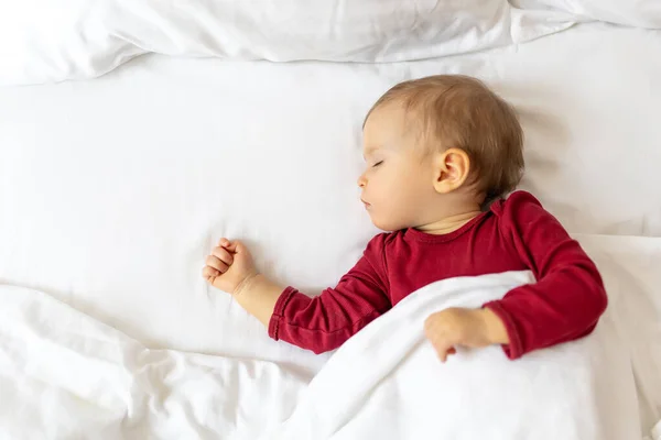 Spädbarn Sover Sängen Med Vitt Linne Barn Sover Dagtid — Stockfoto