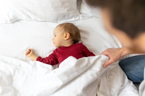 Otec Přikrývá Její Spící Dítě Dekou Doma — Stock fotografie