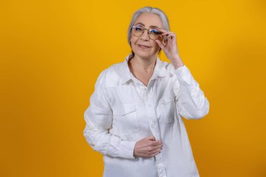 Pozitif ruh hali. Açık tişörtlü, pozitif ve kararlı bir son sınıf kadını.