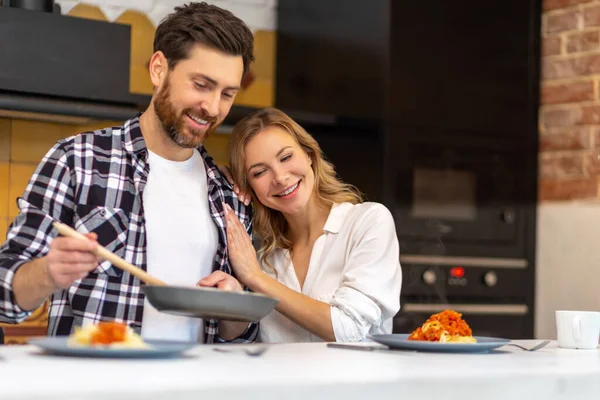 Junges Paar Frühstückt Der Küche Mann Serviert Abendessen Frau Sitzt — Stockfoto