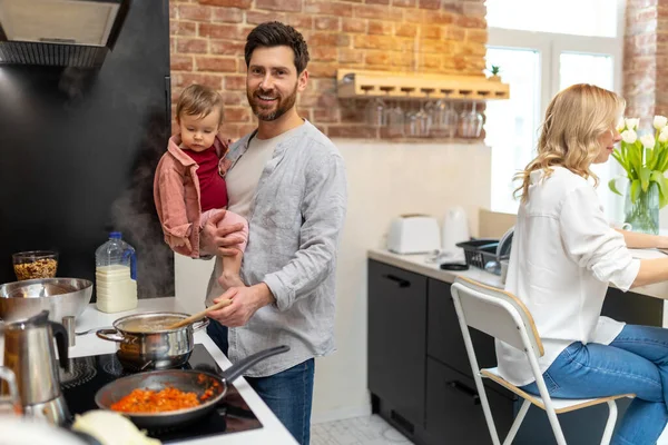Familia Feliz Casa Cocina Hombre Con Bebé Cocinando Haciendo Comida — Foto de Stock