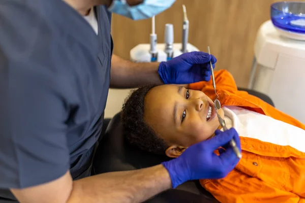 Nos Dentistas Dentista Examinando Cavidade Oral Menino Pele Escura — Fotografia de Stock