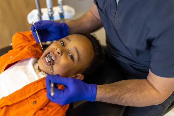 Los Dentistas Dentista Examinando Cavidad Oral Niño Piel Oscura —  Fotos de Stock
