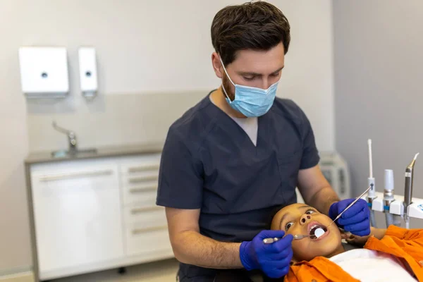 Nos Dentistas Dentista Examinando Cavidade Oral Menino Pele Escura — Fotografia de Stock