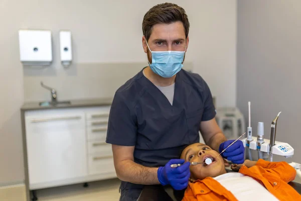 Pediatrische Tandheelkunde Man Tandarts Een Beschermend Masker Werken Met Weinig — Stockfoto