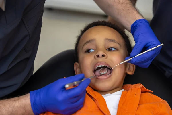 Odontologia Dentista Seu Assistente Tratamento Meninos Dentes — Fotografia de Stock