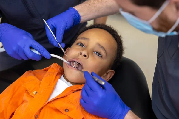 Odontología Dentista Asistente Tratando Dientes Niños — Foto de Stock