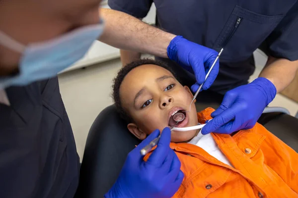 Odontología Dentista Asistente Tratando Dientes Niños —  Fotos de Stock