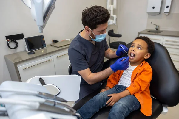 Στην Οδοντιατρική Άντρας Γιατρός Μάσκα Ελέγχει Τον Ασθενή Του — Φωτογραφία Αρχείου