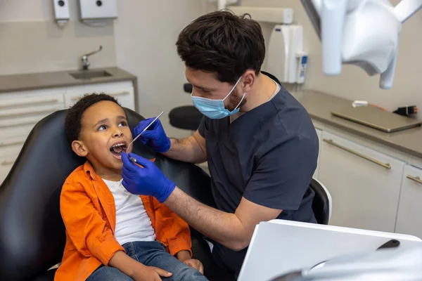 Der Zahnmedizin Männlich Arzt Maske Überprüfung Nach Oben Seine Patient — Stockfoto