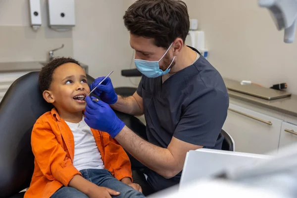 Diş Hekimliğinde Maskeli Erkek Doktor Hastasını Kontrol Ediyor — Stok fotoğraf