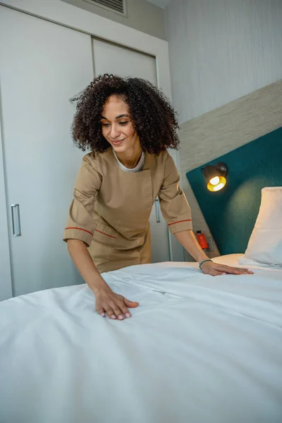 Bed Opmaken Gekruld Jong Vrouw Maken Bed Een Hotel Kamer — Stockfoto