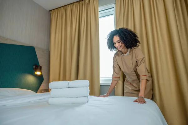 卷曲头发的年轻女子在旅馆房间里睡觉 — 图库照片