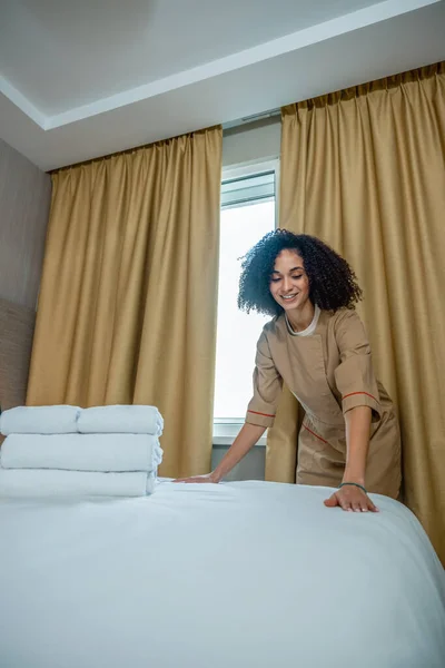 Зробити Ліжко Кучерява Молода Жінка Робить Ліжко Готельному Номері — стокове фото