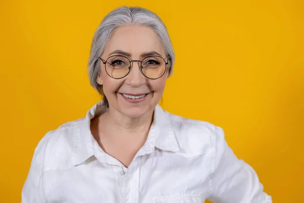 Positieve Stemming Positieve Vastberaden Senior Vrouw Licht Shirt — Stockfoto